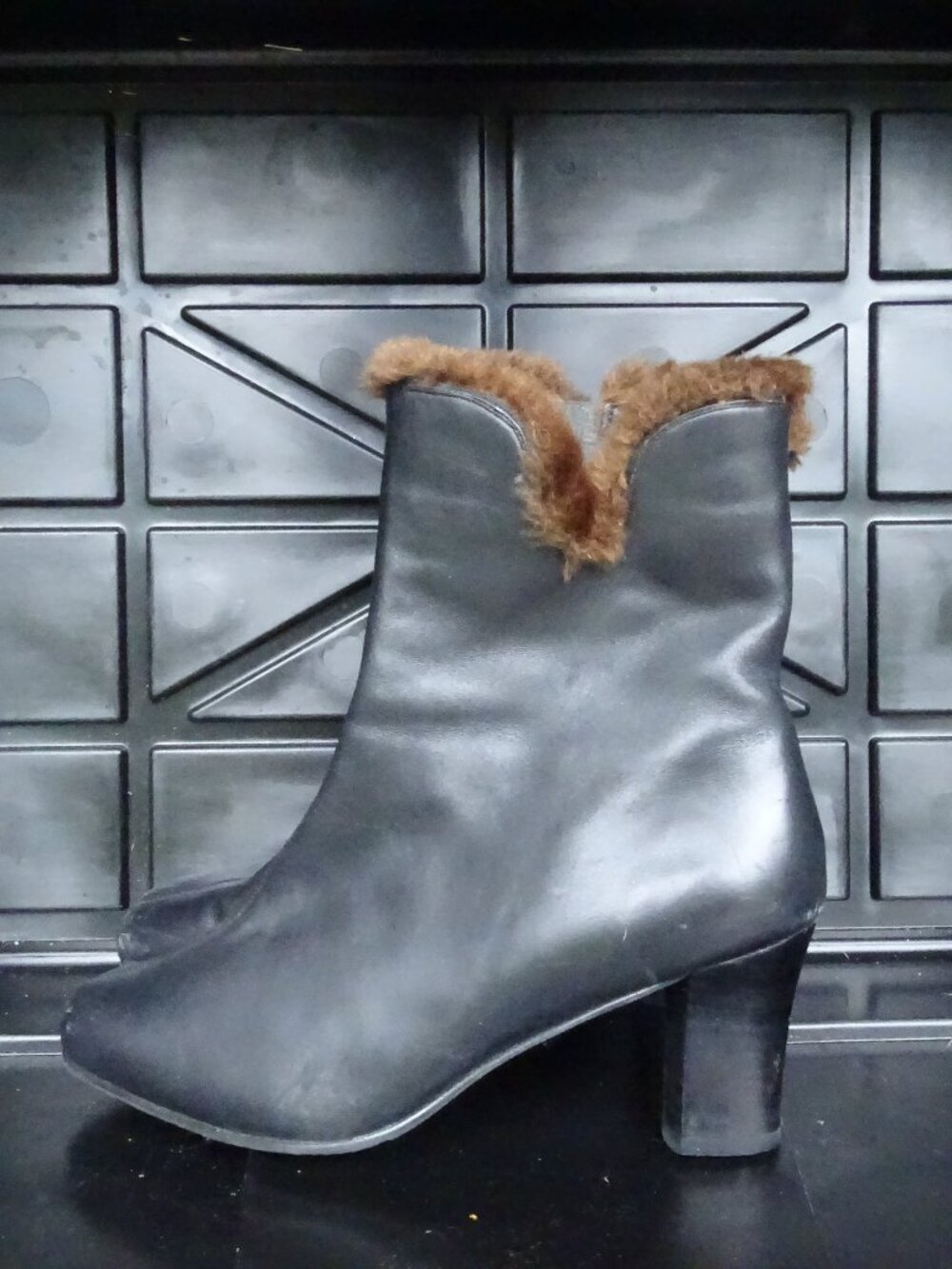 Ros Hommerson Black Leather Faux Fur Trim Heeled Ankle Boots Booties Size 8W